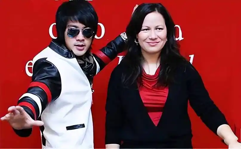 李小龙女儿孙女罕见出镜李香凝气质出众眉眼神似老爸凌厉有神