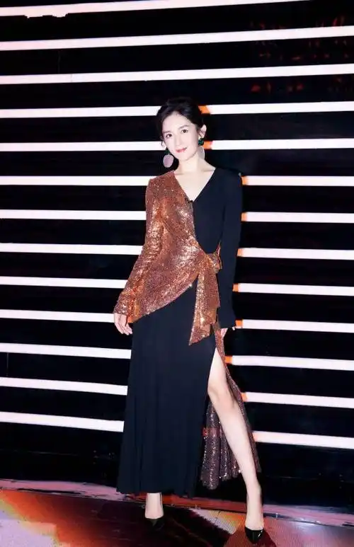 大腿 37岁谢娜真敢穿,穿金色半面裙开叉到大腿根,网友:张杰快去管管