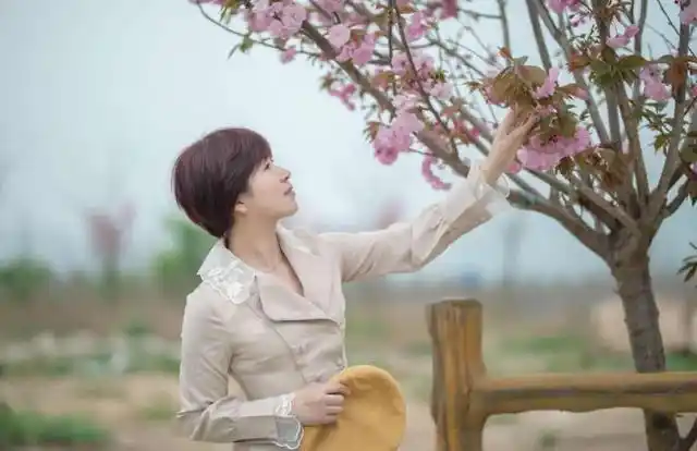 告别手扬丝巾,中老年人拍照试试这么摆姿势,随手一拍也自然好看