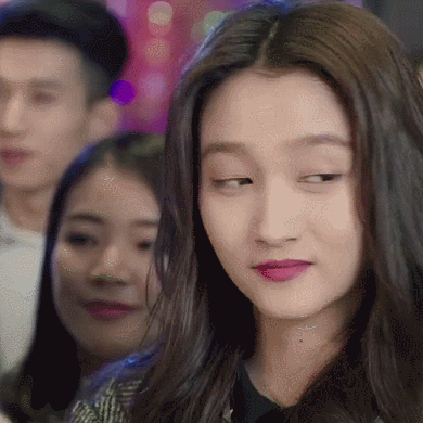 关晓彤红嘴唇迷人眼神gif动图_动态图_表情包下载_soogif