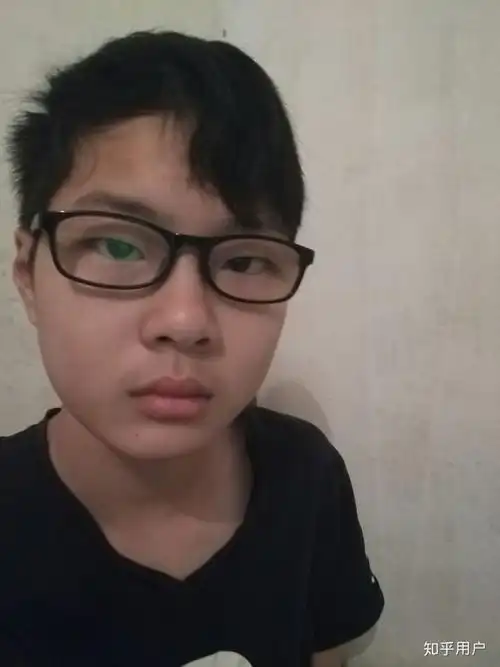 长期戴眼镜的人摘下眼镜后是真的丑了还是只是不习惯?