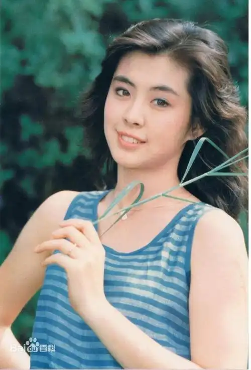 那年,16岁的王祖贤,梳着齐耳短发,白衬衣,黑短裤,眉目清秀,声音如银铃