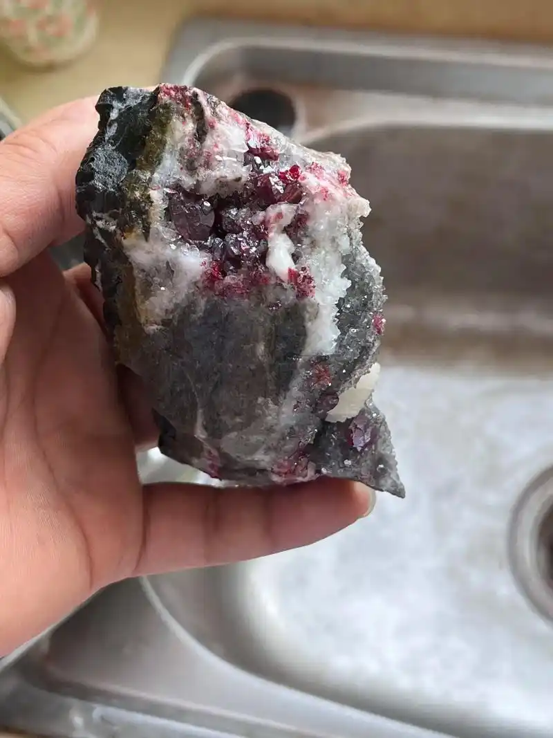 刚开采的原矿朱砂,大自然的馈赠#矿物晶体 #天然朱砂 #原石 - 抖音