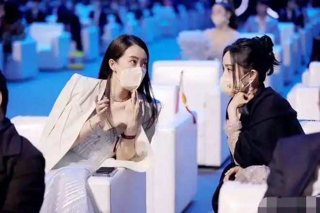 原来她和杨幂袁姗姗住同一个寝室