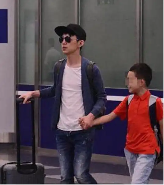 网曝大何炅三岁的妻子近照,短发时尚精明能干,非常有夫妻相