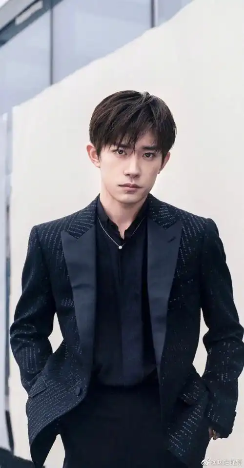 咪咕星鲜事##易烊千玺黑色外套高铁路透