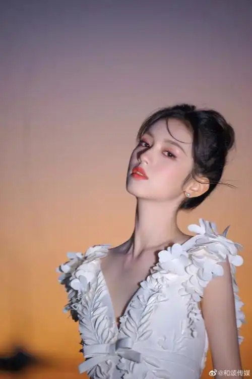 周也扎丸子头穿深v裙显优雅