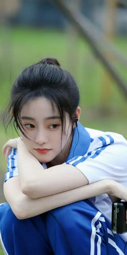 祝绪丹小清新造型,蓝白色校服高马尾,妥妥的初恋感校园剧女主|发型