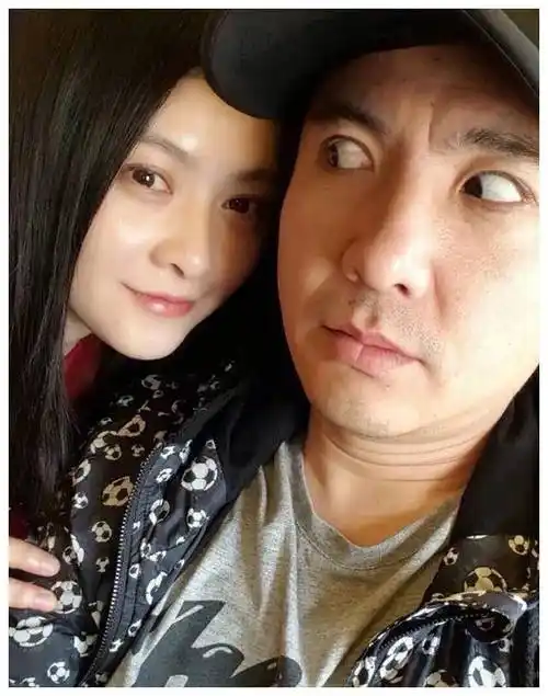 沈腾携妻儿现身电影院!