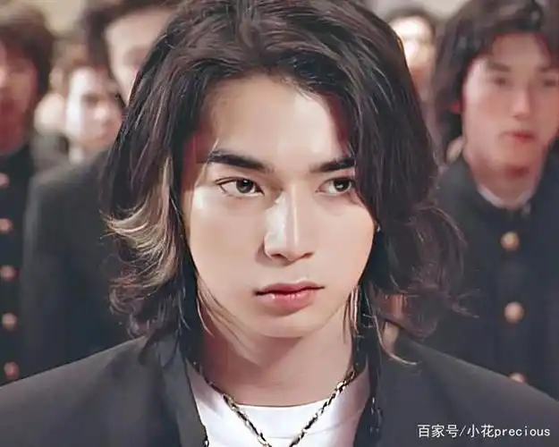 松本润是岚里的人气成员,因为出演花样男子一炮而红,他五官的贵气感真