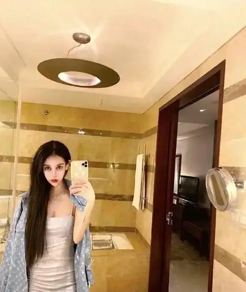 16岁网红小z娜娜3年整容超60次,突破人类极限只为变真人芭比?