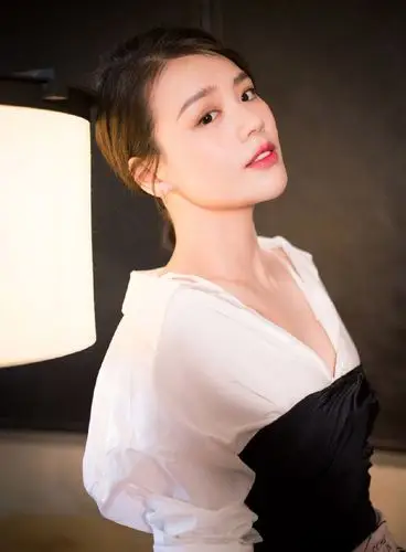 马思纯靓丽现身上演"确认过眼神"穿深v短裙身材高挑 长腿吸睛_高清