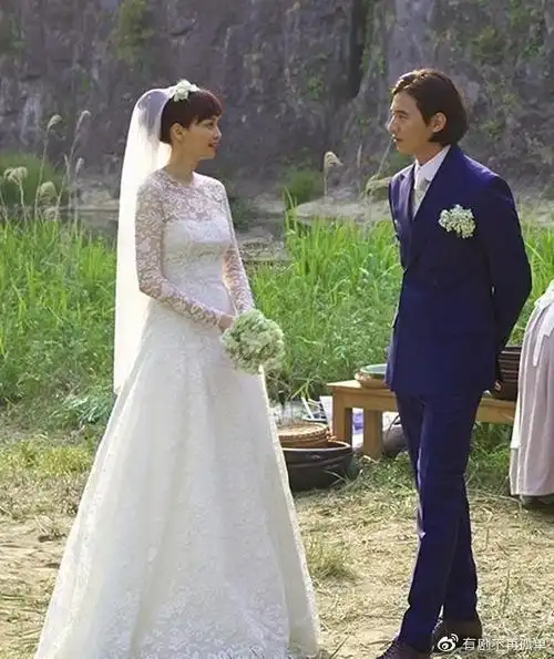 元彬与李娜英夫妇结婚照1977年出生的元斌和1979年出生的小自己两岁