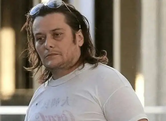 成年后境况悬殊,有人街头当众吃垃圾_李传_爱德华·弗朗_经历