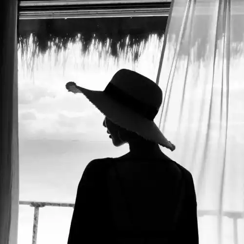 头像黑白女高冷人生无须过于执着顺其自然就好