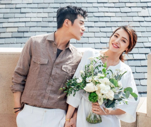 姜潮掀开麦迪娜衣物,在孕肚上彩绘蜡笔小新,不愧是学过美术的人