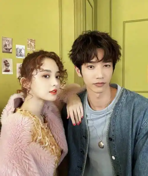 作为经典帅哥,刘以豪的羊毛卷发造型让他看起来更显小更洋气,灰色t恤