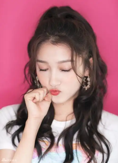 关晓彤穿蓬蓬裙变身长腿芭比捧脸嘟嘴可爱迷人