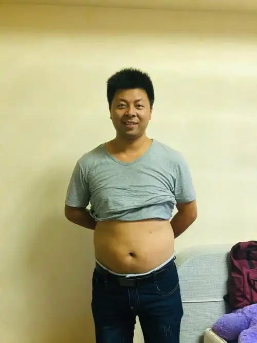 加上晚上跟朋友吃烧烤喝酒所以就变成这个样子-油腻大叔