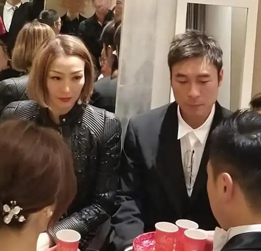 港媒捕捉到的这张最新合照,不仅是郑秀文与许志安夫妇久违的同框,更是