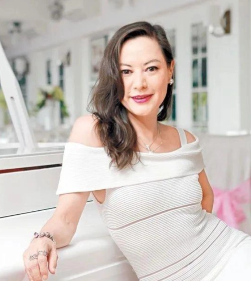 对于上一段婚姻,雷怡晖的感情可以算是长投入短回报,两人恋爱时间长达