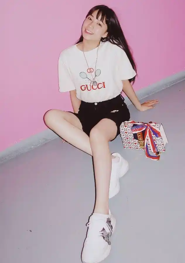 15岁的欧阳娣娣仿姐式长大!关掉十级特效,凹出的腿让人窒息