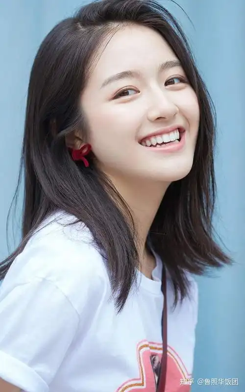 鲁照华李兰迪沈月赵露思盘点95后那些治愈系微笑的女孩