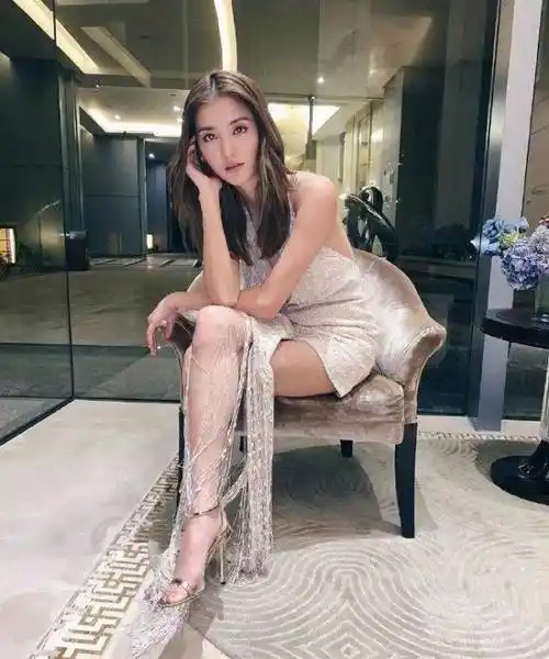 "林峰前女友"吴千语出席活动大秀迷人身材,长腿让人目不转睛_穿着