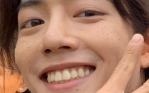 女星发合照又曝小心机吴宣仪被拍成歪嘴肖战脸上有斑还爆皮