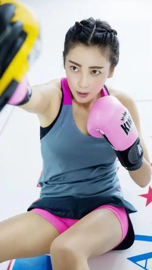 美女#这个健身女神不简单!张雨绮健身房大秀好身材,网友直呼辣眼睛