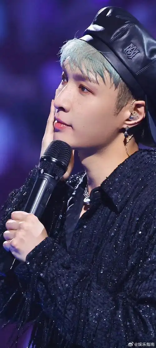 张艺兴雀斑妆#张艺兴小雀斑妆容和贝雷帽看起来好乖,捂脸托腮可爱