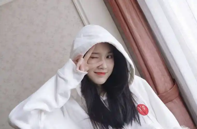 原创张慧雯近照白到发光晒天鹅腿为新剧宣传最低调的谋女郎要火了