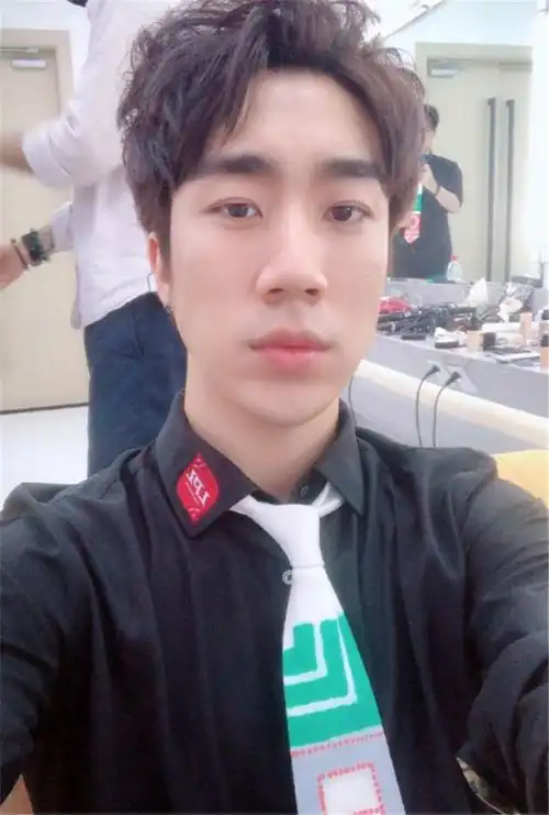 虎牙斗鱼男主播上台解说却被观众喷傻果然男女待遇不一样