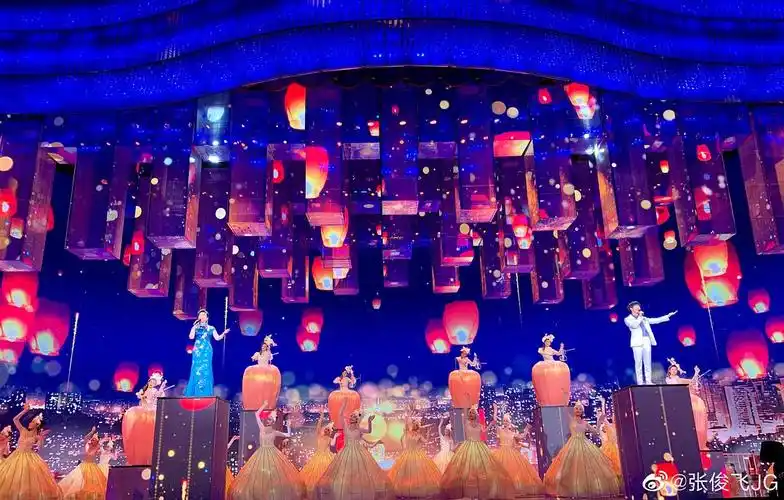 张也周深第三次合作啦,再唱春晚热歌《灯火里的中.