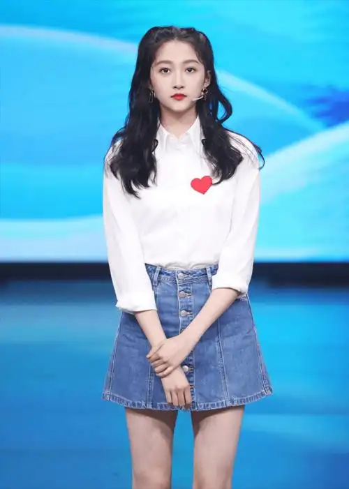 原创关晓彤最新节目造型曝光一身校花穿搭配双马尾青春活力好少女