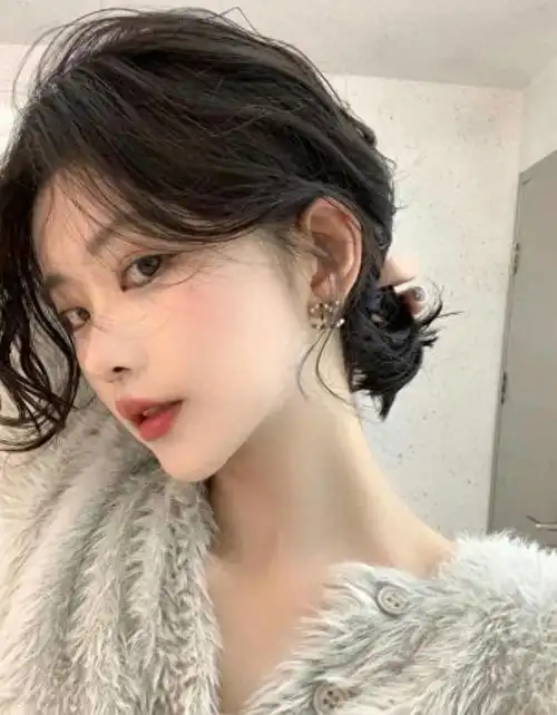 短发女人,烫发就烫这3种卷发,才不显老,反而洋气减龄