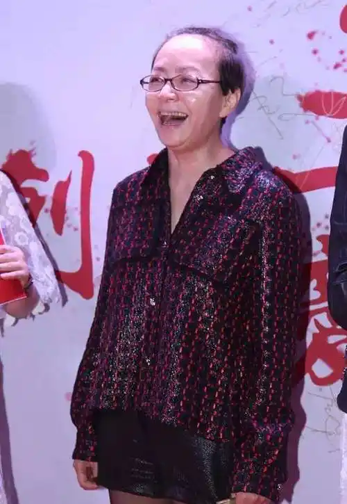 60岁宋丹丹"挑战"时尚超短裤:一双长腿十分吸睛,目测只有20岁