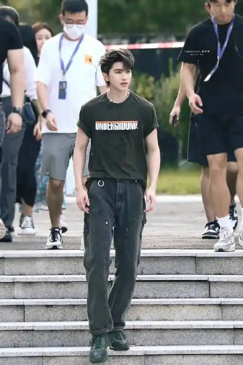 蔡徐坤t恤湿透了#四舍五入就是坤坤的湿身照,全身图的头身比好优越