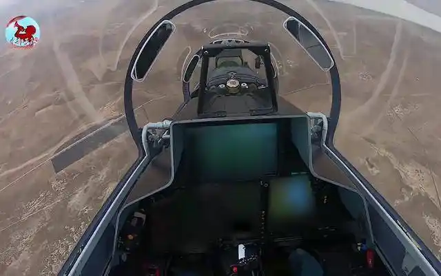 歼-11bs座舱亮相 豪华程度让人吃惊 彰显飞机强大作战能力_战斗机