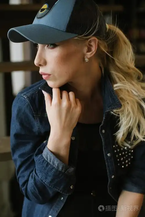 戴着棒球帽的金发女孩