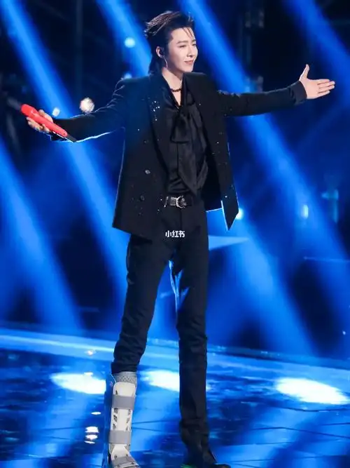 打着石膏上舞台的真的战士刘宇宁