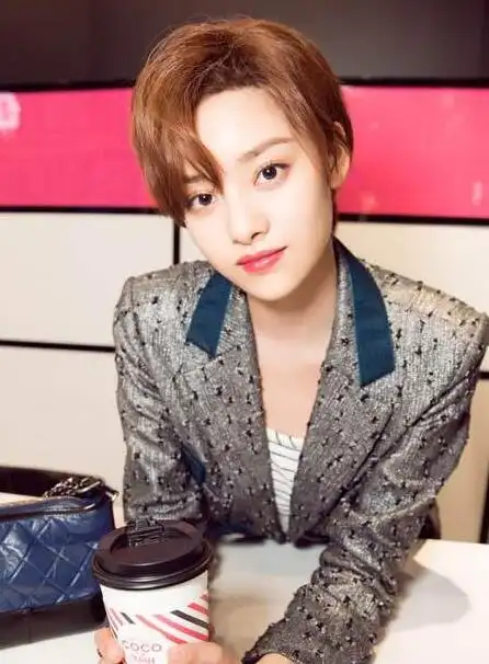 张艺上出席香奈儿唇露新品发布 简约搭配随性时髦