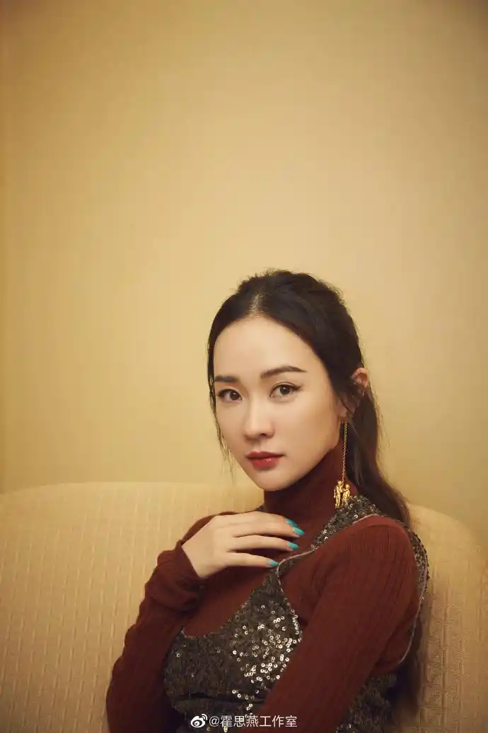 霍思燕	受邀出席dior2019	#abcdior#	上海限时精品店的开幕酒会,不