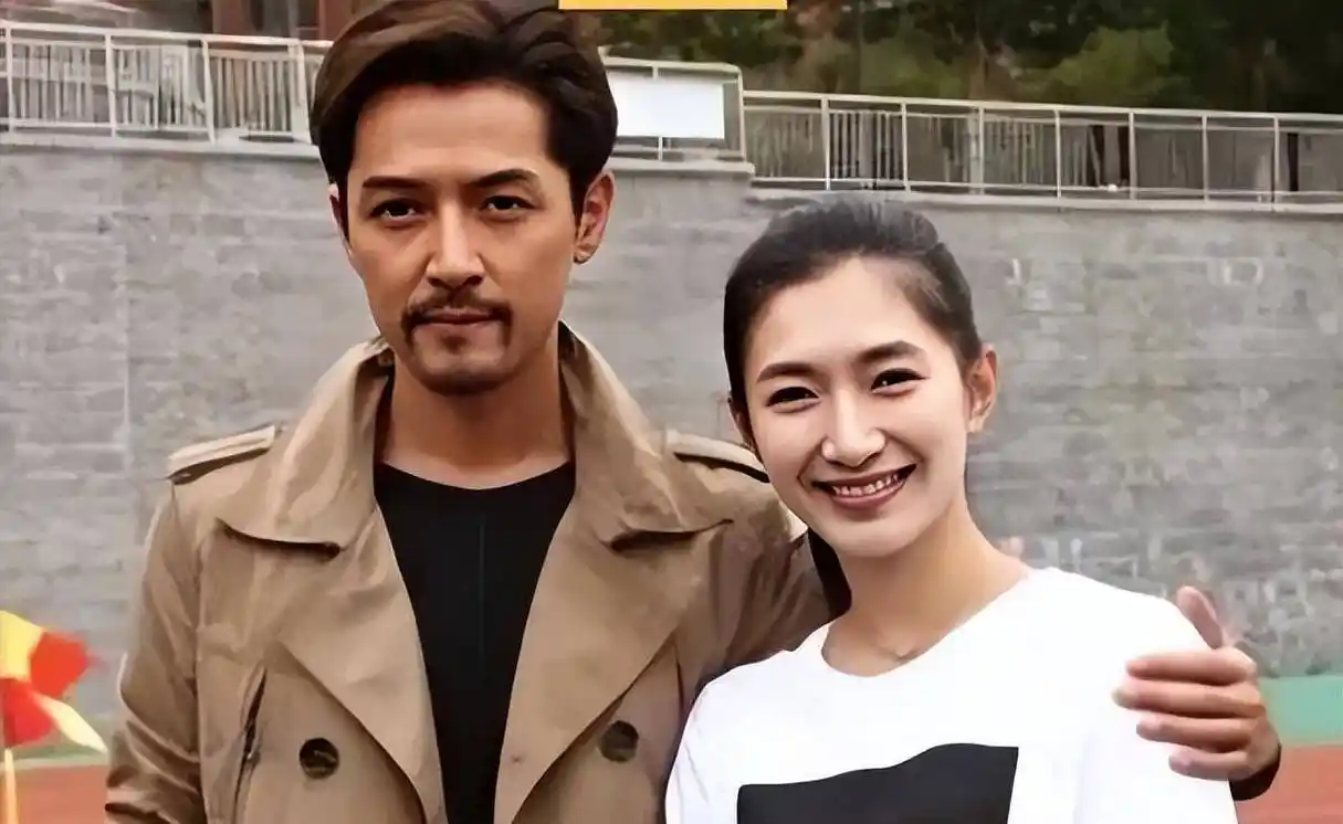 胡歌与老婆黄曦宁亲密照曝光,登记结婚时已怀孕五个月_薛佳凝_网友