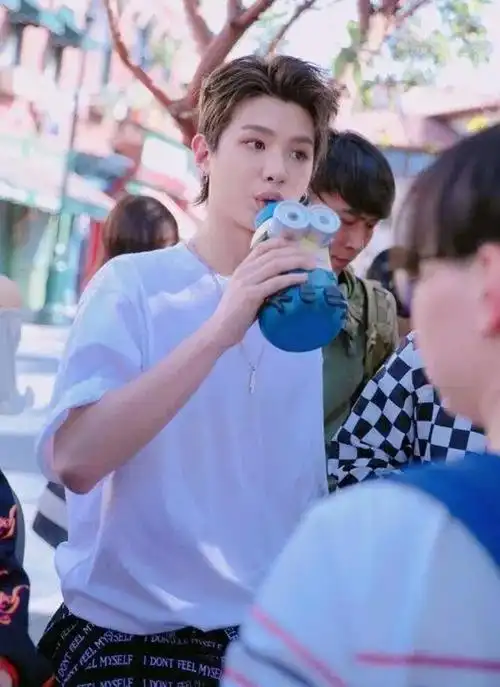 黄明昊与王源的应援色冲突,蔡徐坤与鹿晗的资源冲突,热度好高!