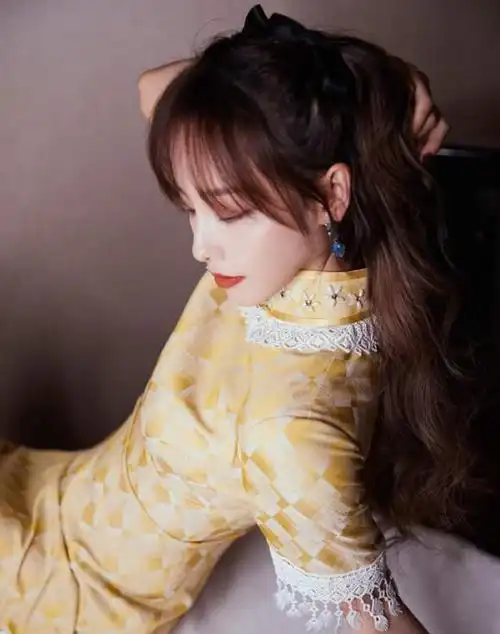 生了娃的张嘉倪还是这么会穿,鹅黄色旗袍勾勒出曲线,羡慕了