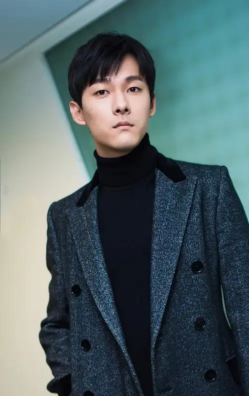 张雨剑风衣长腿魅力十足 雅痞轻熟展现绅士范儿__凤凰网