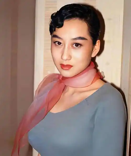 李连杰妻子利智,红色围巾,紧身外套,尽显年轻活力气质