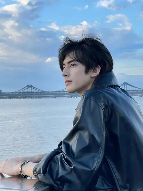 怎样才能拍出好看的侧脸照来看男星们的侧颜照