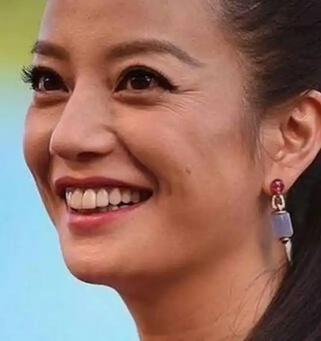 有鱼尾纹的赵薇的未修图看上去真实自然,但精修图的她看上去光鲜亮丽